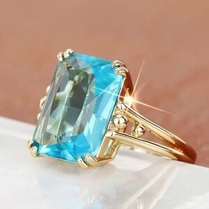 8 CTs Aquamarine Blue Gemstone & 18k Gold Ring